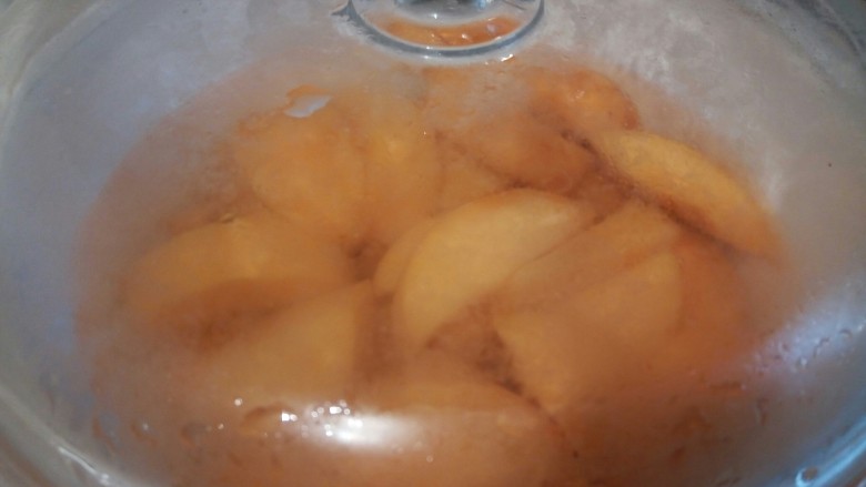 自制黄桃罐头,盖上盖子，放煤气灶煮开。