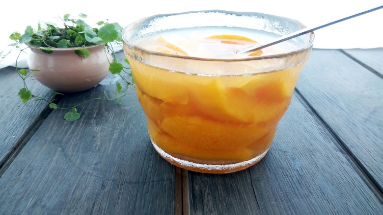 自制黄桃罐头,自己DIY的黄桃罐头放入冰箱的冷藏室,一般可以放一星期,口感酸甜口的,比超市里买的罐头还要有嚼劲。