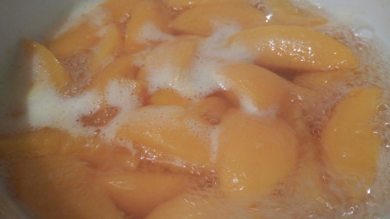 自制黄桃罐头,中火煮5到8分钟，（具体的根据自己喜欢黄桃的口感来煮，喜欢硬一点的，可以煮5分钟，喜欢软一点的，可以煮8分钟）