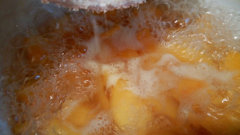 自制黄桃罐头,加入60克的冰糖（喜欢甜的，可以再多加10克冰糖）