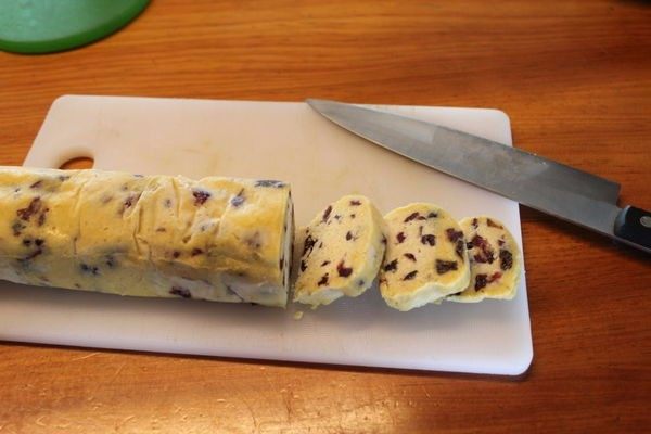 蔓越莓玉米粉饼干 Zaletti,取出冰冻成型的长方面条，切成约1公分宽的片状。多做的可以冷冻保存，想要吃的时候再取出切片烘烤。