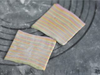 彩虹馄饨,撒上干粉，如果切得太厚了，可以按照竖条纹的方向稍微擀薄点，不要横着擀哦，花纹会变的粗细不一样的。