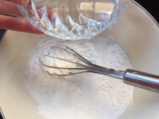 蜜豆钵仔糕,钵仔糕粉放入盆内，倒入100克的水。