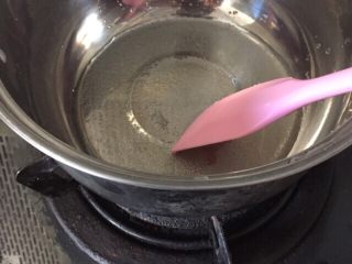 蜜豆钵仔糕,50克清水加上10克糖放入奶锅内煮至融化
