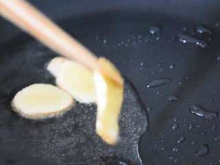 大厨教你做素斋馆里的“松鼠桂鱼”简单美味,姜片下油锅爆香，取出