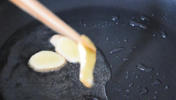 大厨教你做素斋馆里的“松鼠桂鱼”简单美味,姜片下油锅爆香，取出