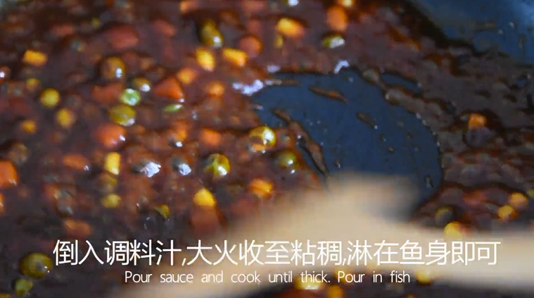 大厨教你做素斋馆里的“松鼠桂鱼”简单美味,倒入三丁清炒片刻，倒入调料汁大火收至粘稠