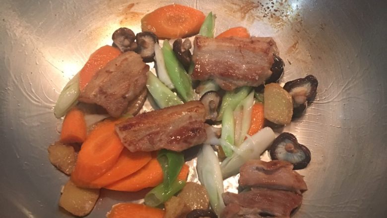 花雕豆腐燉魚湯,再將香菇、紅蘿蔔片、大蔥白的那段也炒香，放入煎過的三層肉或火腿，
