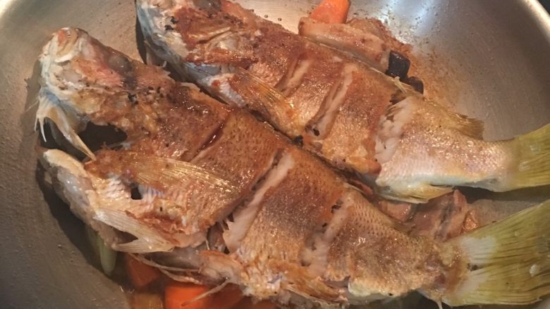 花雕豆腐燉魚湯,再把煎好的魚放在上面，