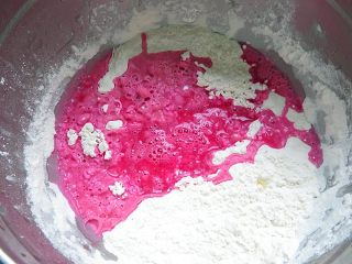 彩色贝壳意面,面粉里倒入适量红苋菜汁调成絮状，再动手和成紫红色面团