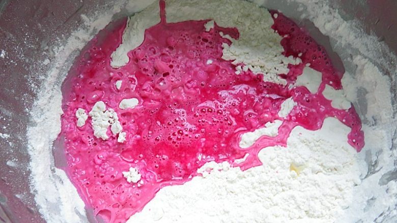彩色贝壳意面,面粉里倒入适量红苋菜汁调成絮状，再动手和成紫红色面团