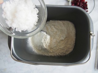 蔓越莓贝果,将面粉放入面包机桶中，加入白糖