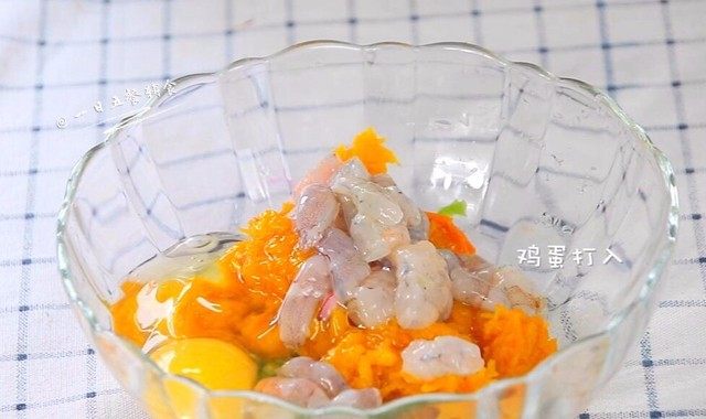 鸡蛋虾肉南瓜杯,将南瓜泥，芹菜，虾肉都放碗里。