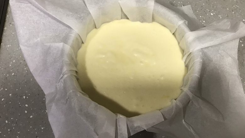 柠檬魔法蛋糕,蛋糕糊倒入模具。表面稍稍抹平。放入烤箱，上下火150度烤50分钟左右。
出炉后的蛋糕用牙签从侧面插到底，提起牙签有浆糊状面糊就熟了。
