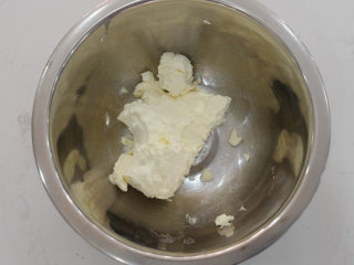 轻乳酪芝士,低粉（15克）玉米淀粉（2克）过筛，黄油软化，芝士软化
