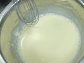 轻乳酪芝士,芝士（50克）、黄油（30克）加入到蛋黄湖中搅拌开
