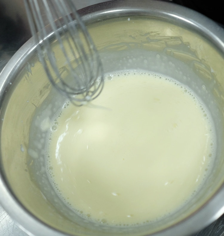 轻乳酪芝士,芝士（50克）、黄油（30克）加入到蛋黄湖中搅拌开

