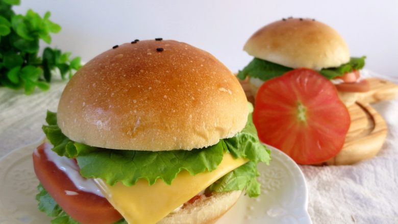 芝士汉堡包,香滑的<a style='color:red;display:inline-block;' href='/shicai/ 62159'>芝士片</a>搭配午餐肉，新鲜的番茄和生菜，孩子吃的很开心