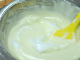 轻乳酪芝士,打发好的蛋白霜挖三分之一到蛋黄糊中搅拌成大理石花纹，再慢慢倒入剩余的拌匀