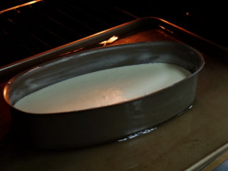 轻乳酪芝士,烤盘加热水把模具放在热水上进入烤箱烘烤
先上火210°下火150° 15分钟
再上火150°下火150° 60分钟