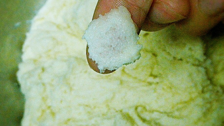 #曲奇菜谱秀#原味曲奇,测试黄油是否会打发太过，用手指搓，感觉里面有细砂糖的颗粒感说明黄油打发的刚刚好，要是捏不到说明黄油打太过了，这样花纹烤时容易消失。