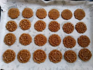 棉花糖淋酱饼干,用50克月饼模具的花片把所有面团压出花纹，静置10分钟，预热烤箱150度