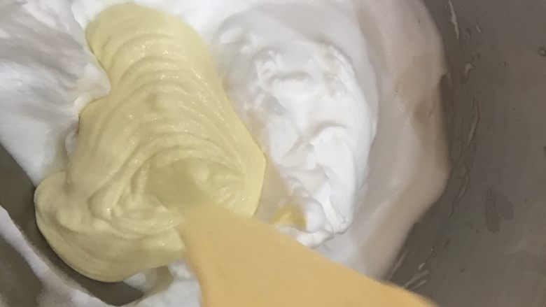 轻乳酪蛋糕6寸,把蛋黄糊倒入剩下的蛋白糊中，用翻拌手法拌匀