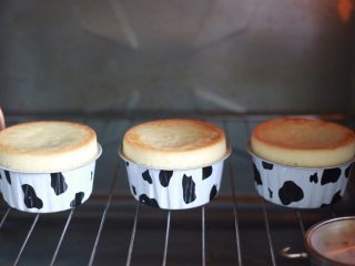 法式乳酪挞,烤箱预热至180度，烤半个小时。在烤箱中，是会膨胀起来大约一厘米。出炉后会稍微回缩的