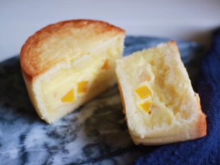 法式乳酪挞,这个夹馅是淡奶油版，放的新鲜的芒果