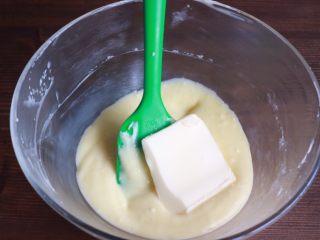 法式乳酪挞,这一步用的软化好的黄油，这样做出来的夹馅会更紧实，也可以换成淡奶油哦。夹馅流动性更好，烤出来口感也更软。大家可以根据自己的喜好选择放黄油还是淡奶油