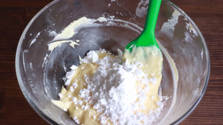 法式乳酪挞,然后加入过筛的糖粉，一样搅拌顺滑