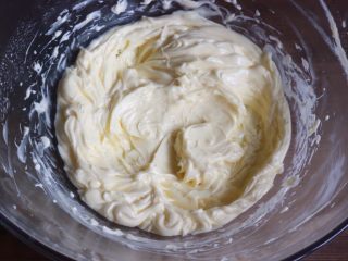 法式乳酪挞,用电动打蛋器搅打顺滑，黄油要打发到颜色发白、体积膨胀、有光泽