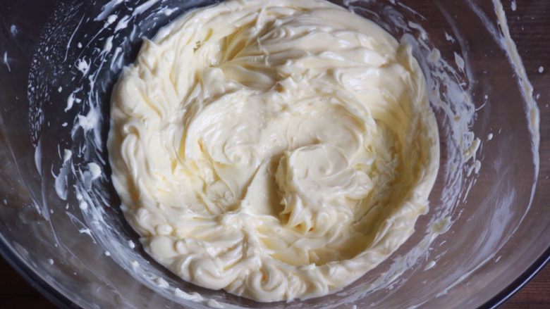 法式乳酪挞,用电动打蛋器搅打顺滑，黄油要打发到颜色发白、体积膨胀、有光泽