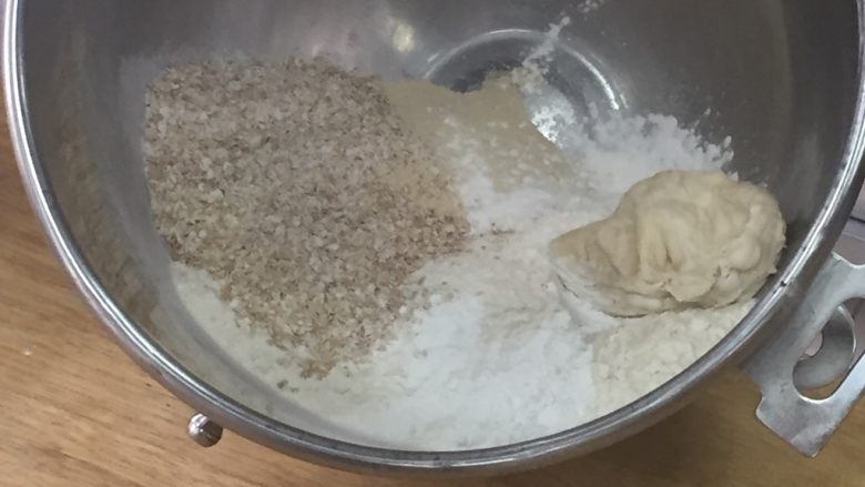 德式麦穗培根面包,投入所有原料打面