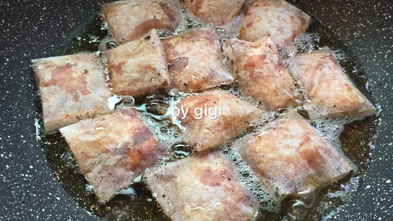 大口吃肉：蒜蜜紙包雞,鍋熱油 中火炸約5分鐘至熟取出控油（炸的時間要視雞肉的大小自己拿捏）