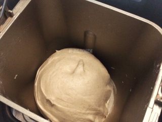 黑麦面包（海绵酵头）,倒进面包机搅拌缸，加入盐揉成光滑面团，再加入软化的黄油和酵母，揉至面团能拉出坚韧的薄膜。完成后面温不超过27度。