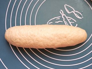 黑麦面包（海绵酵头）,轻轻滚成短棍状，两端捏紧。