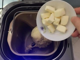 小兔子香肠包,选择面包机和面程序，开始和面默认30分钟，期间成团后加入切小的黄油，继续和面