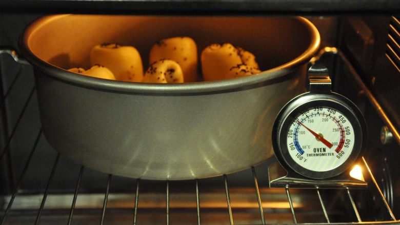 脆底黑芝麻小面包,送入提前预热好的烤箱，上下火180度中层烤20分钟