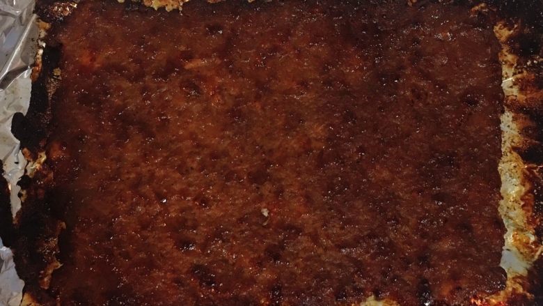 蜜汁黑胡椒豬肉乾,烤三次之後就可以了,提醒大家溫度及時間,一定要控製好,不要用太高溫,否則會出很多汁,然後邊緣會很容易烤焦,且邊烤時一定要邊注意,因為大家的烤箱溫度都會有差異.