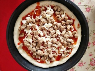黑胡椒牛肉披萨,撒上120克左右的马苏里拉，再撒上牛肉粒，