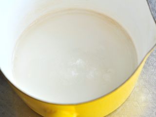 焦糖炼乳布丁,白糖加凉水混合。
