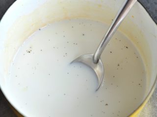 焦糖炼乳布丁,加入牛奶，把容器再放到火上，加热至糖融化，牛奶不需要沸腾。离火盖上盖子，焖十分钟，这是为了让香草荚充分发挥作用，散出香味。