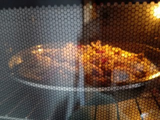 黑胡椒牛肉披萨,烤箱预热，上下火，中层，200度，烤15分钟左右，