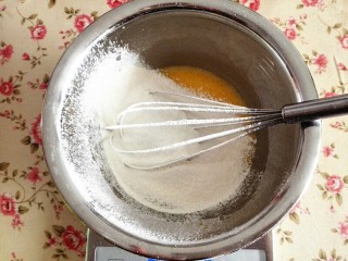 格子蛋糕,筛入低筋面粉拌匀