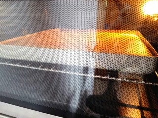 格子蛋糕,烤箱预热，上下火，中层，160度，烤20分钟