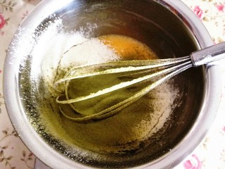 格子蛋糕,再用相同的方法，制作抹茶蛋糕卷，重复1.2步，再筛入低筋面粉和抹茶粉