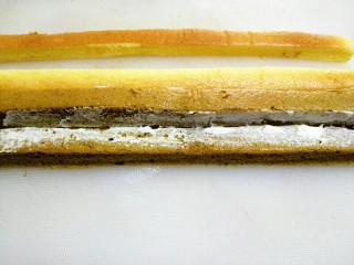 格子蛋糕,将两种蛋糕条交替摆放，接触面涂适量淡奶油，起固定作用，