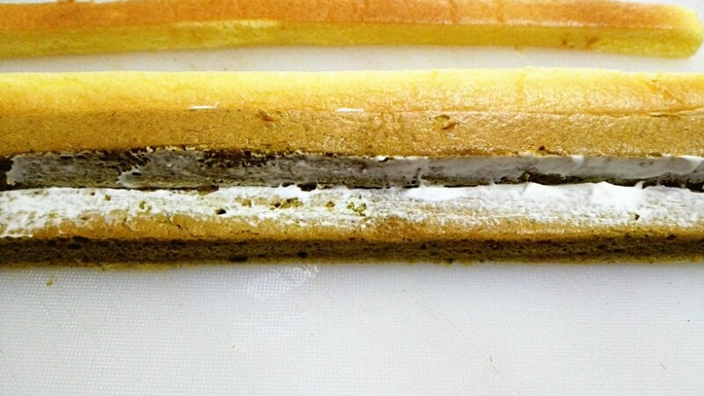 格子蛋糕,将两种蛋糕条交替摆放，接触面涂适量淡奶油，起固定作用，