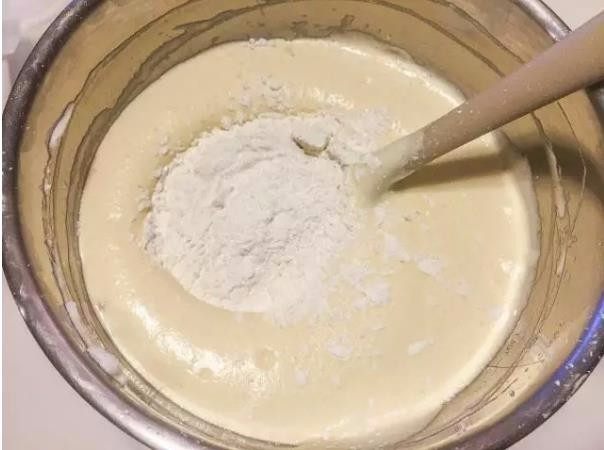 米其林私藏提拉米苏,
第三步，把面粉和淀粉混合过筛，待用。再用刮刀把三分之一的蛋白霜加入到蛋黄糊中翻拌均匀，然后把蛋黄糊全部倒入蛋白霜中翻拌均匀。翻拌均匀
